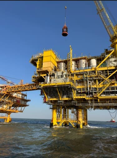 QR-GT1800 generator equipment on an offshore platform