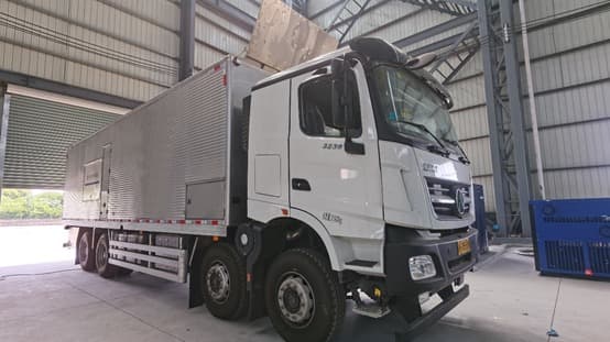 Front three-quarter view of a truck-mounted QR-GT1800 in an assembly hall