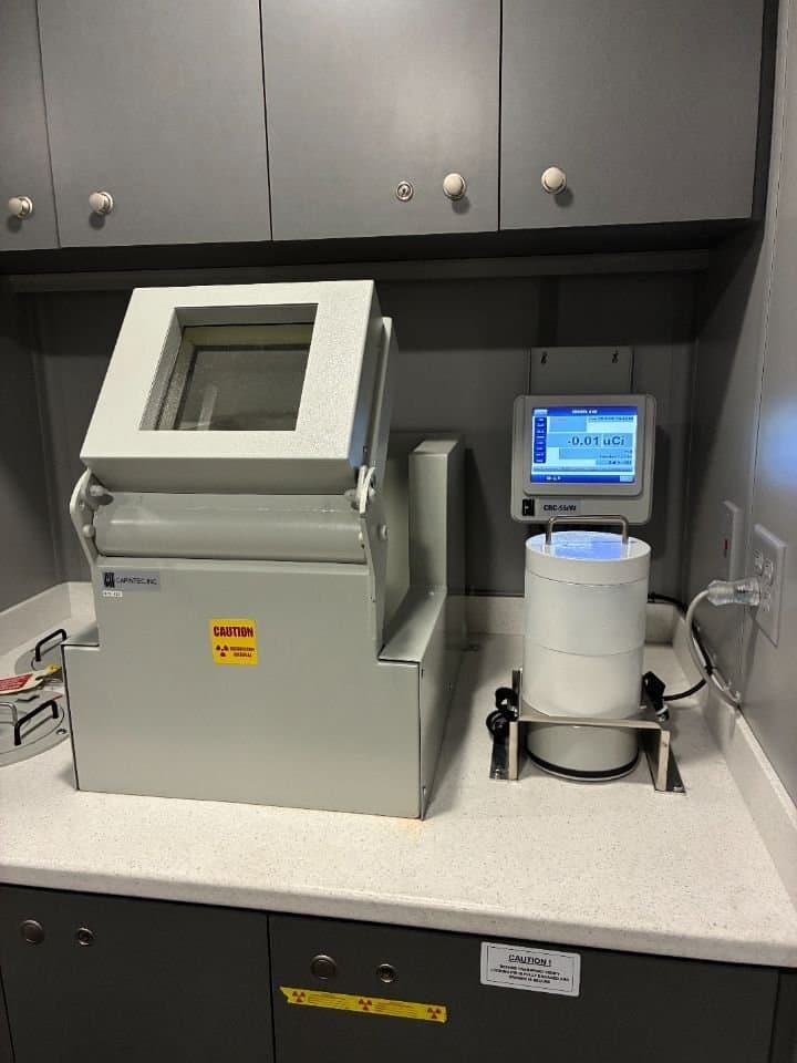 GE Discovery MI Gen2 30 cm, 6-ring (mobile). Hot lab inside the trailer.