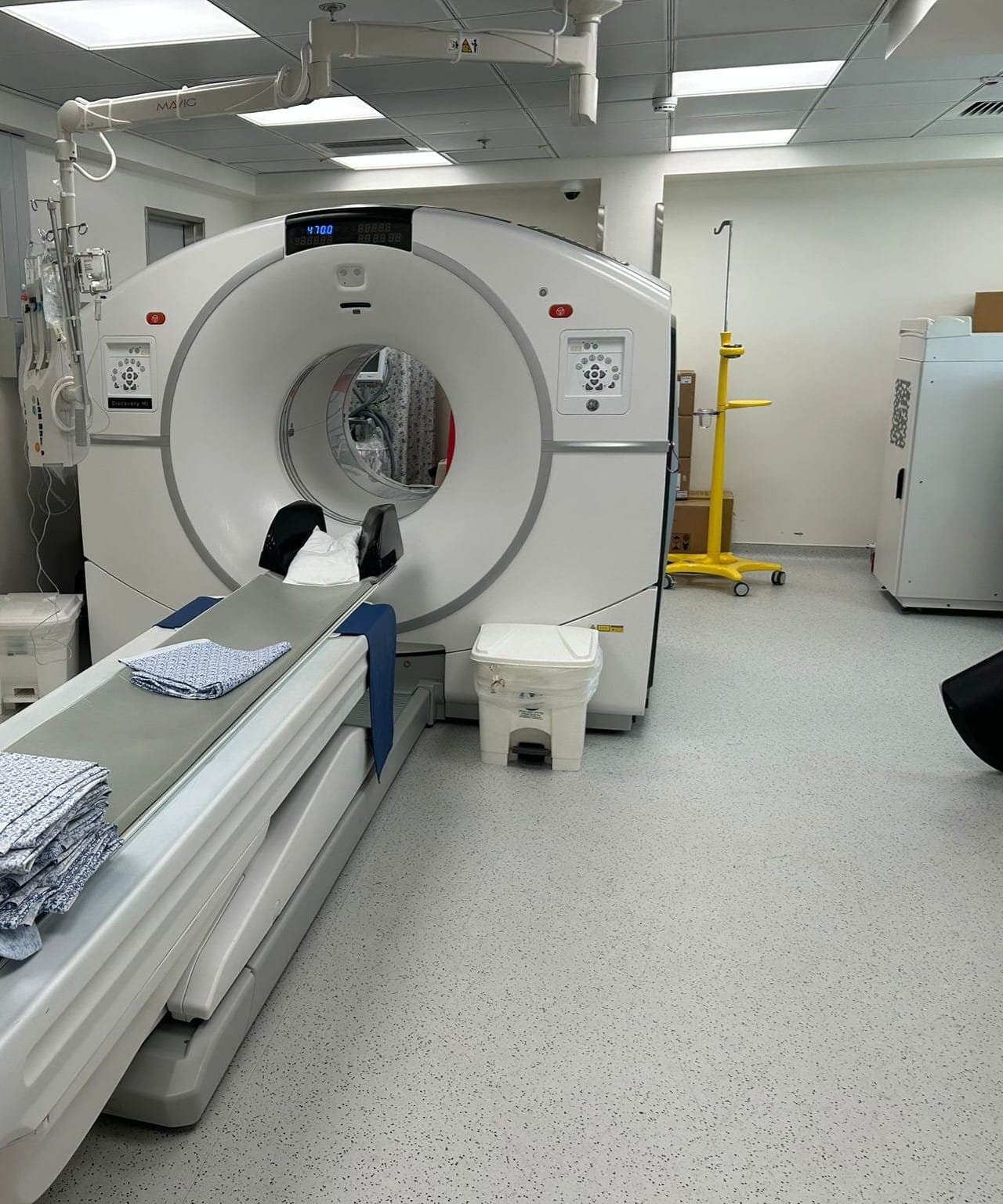 GE Discovery MI Digital 128. Scan room view.