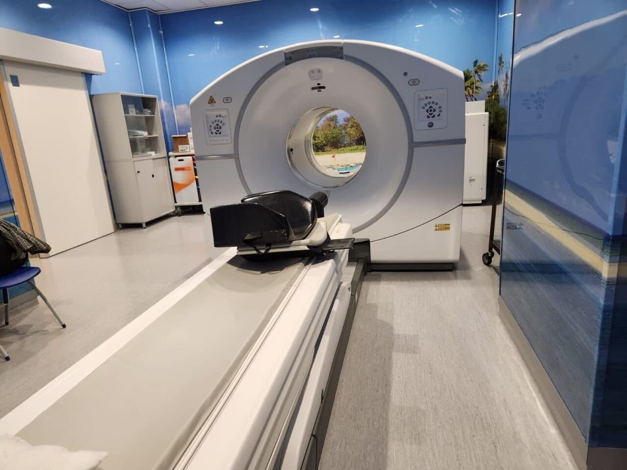 GE Discovery IQ, 3 rings (Q.Clear, cardiac). Scan room view.