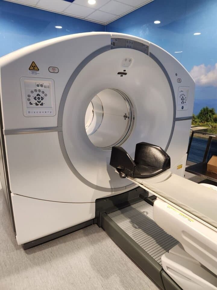 GE Discovery IQ, 3 rings (Q.Clear, cardiac). Gantry close-up.