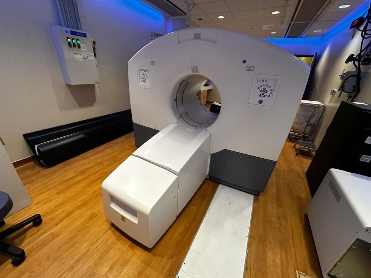 GE Discovery PET/CT 710, 64-slice. Gantry and patient table.