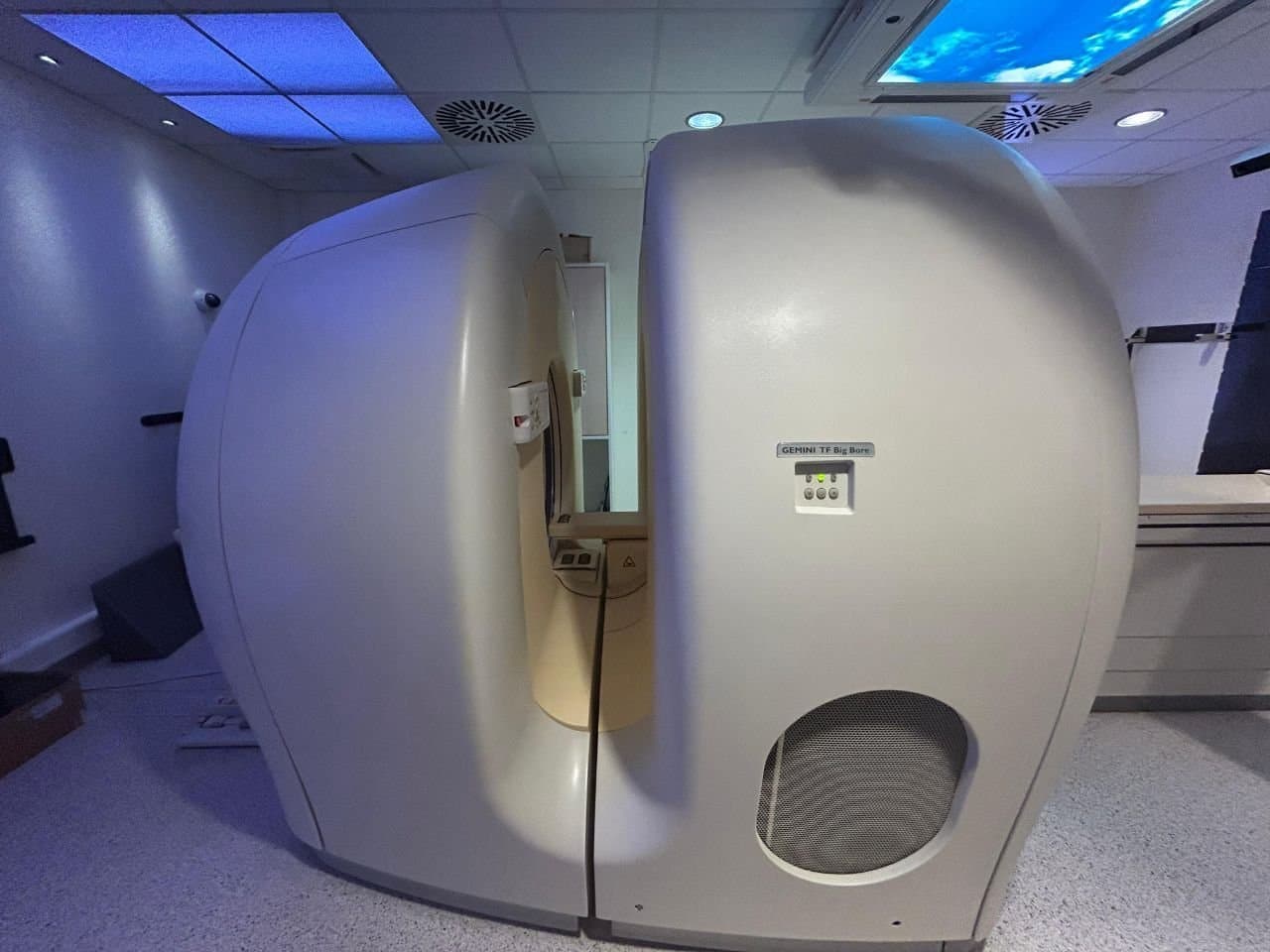 Philips Gemini TF Big Bore 16. Gantry, side view.